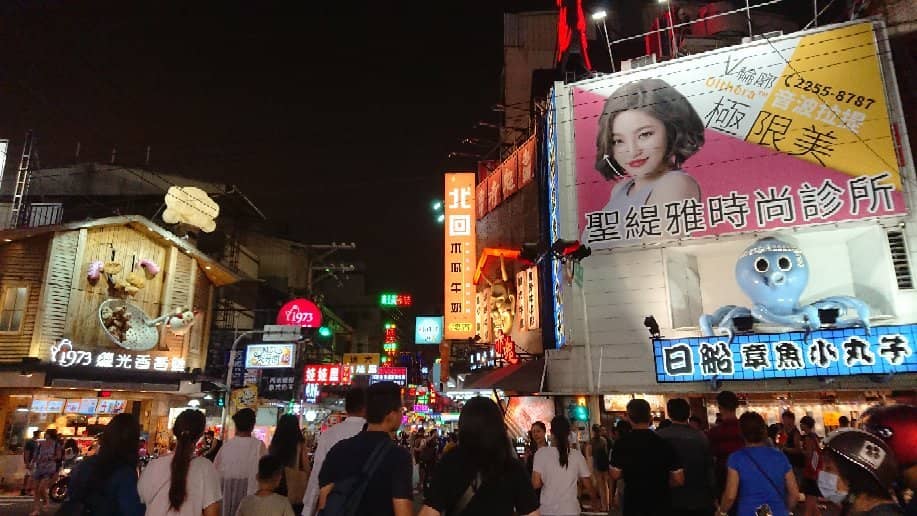 Bolo Bun with Ice Cream