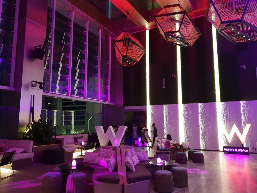 Chic Poolside Ambiance