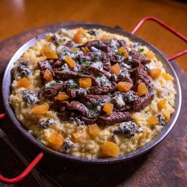 Risoto de gorgonzola com damasco e tiras de filé mignon