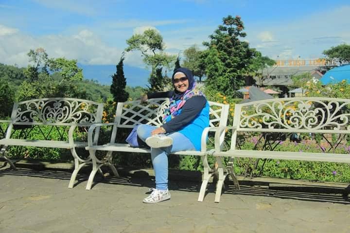 Scenic Cafes and Gardens