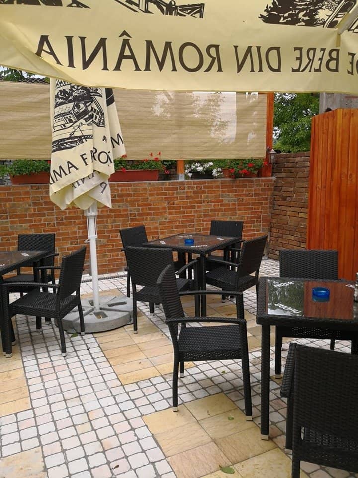 Cozy Outdoor Dining Experience