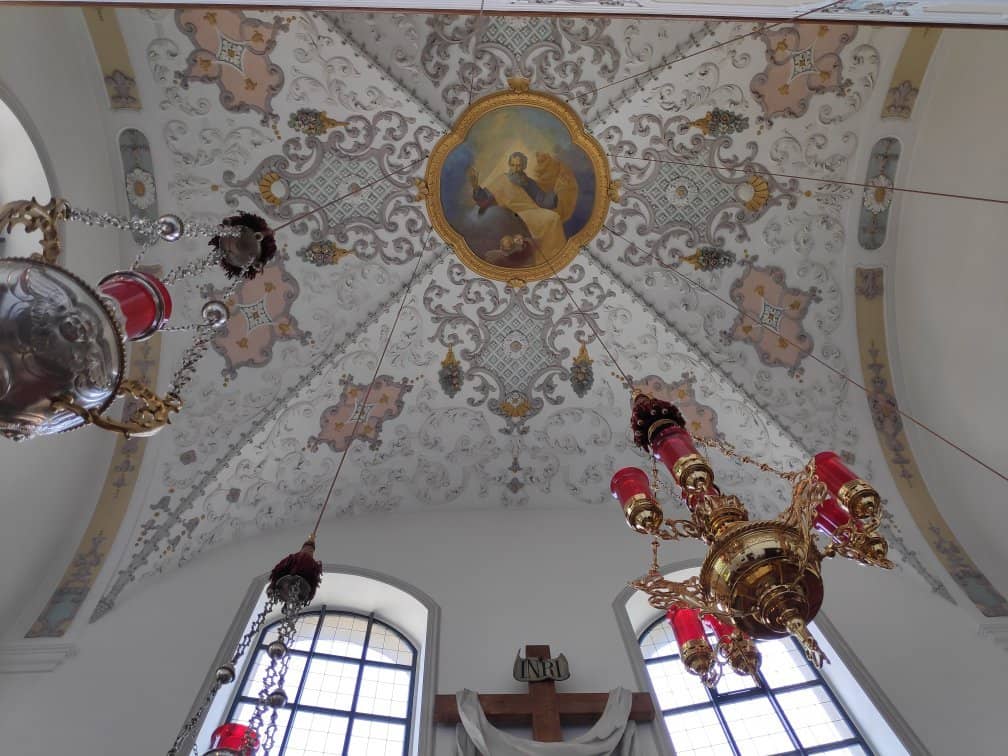 Numerous Side Altars