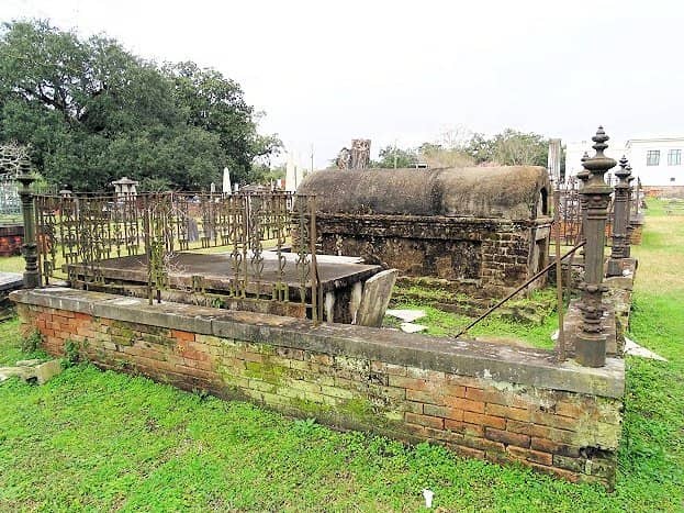 Early 20th Century Tombs