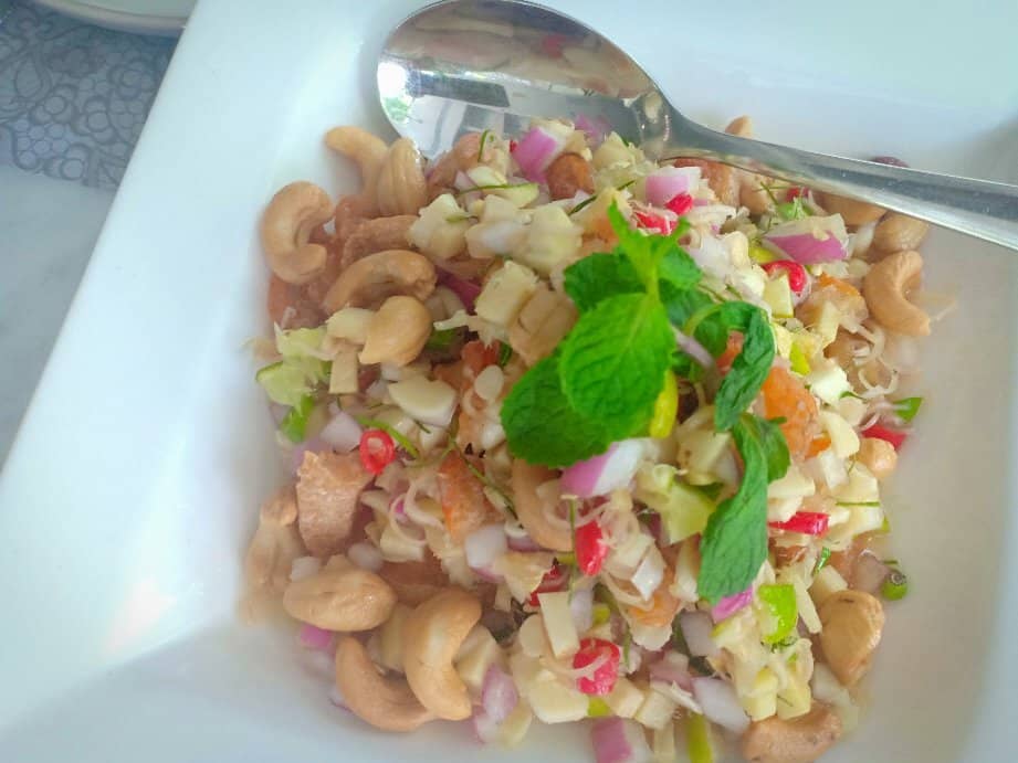 Chic Ambiance and Tropical Decor