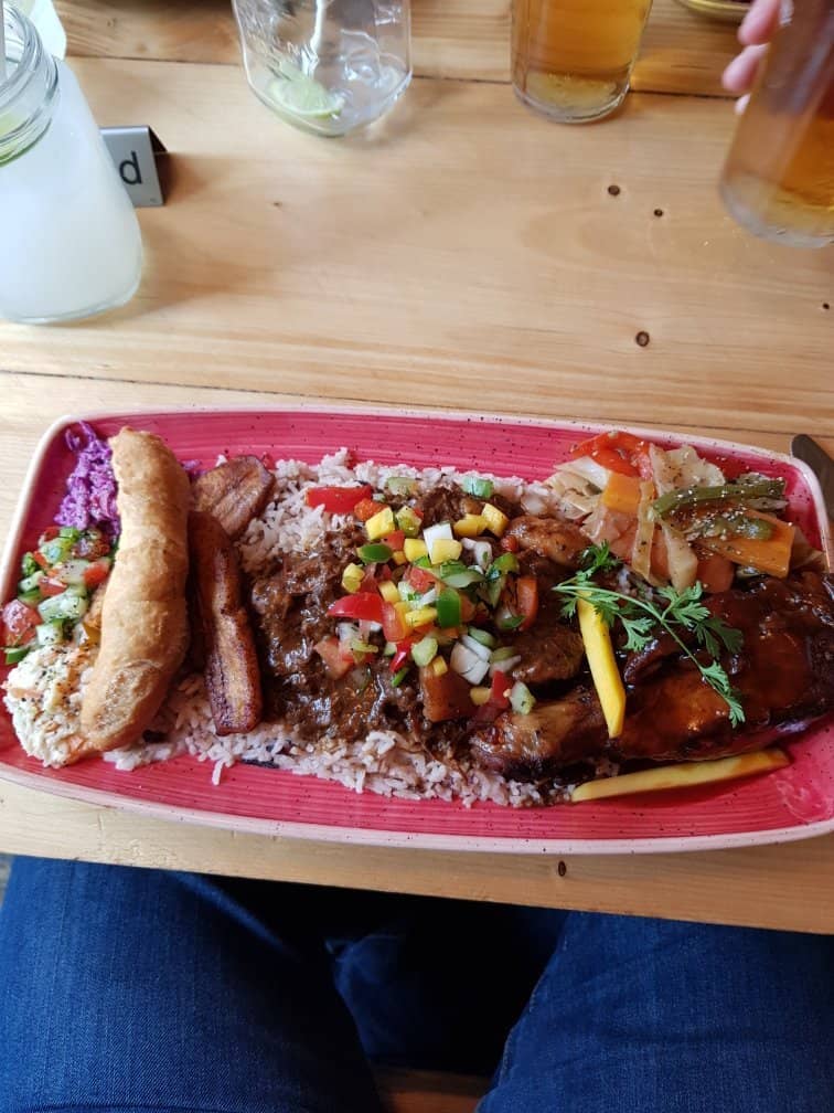 Vibrant Atmosphere & Cocktails