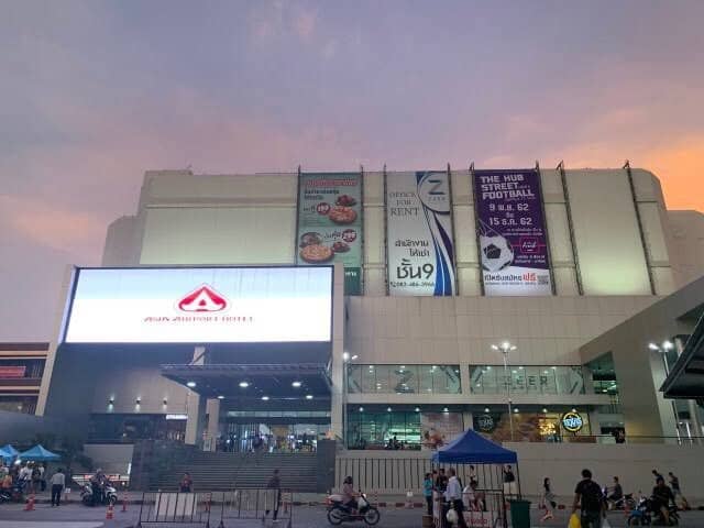 Live Music & Ambiance