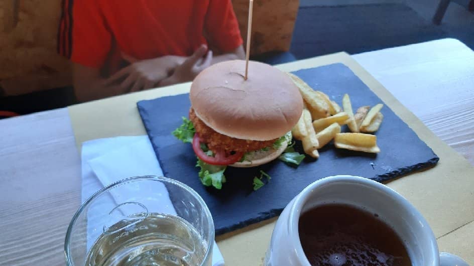 Pub-like Atmosphere & Quick Service