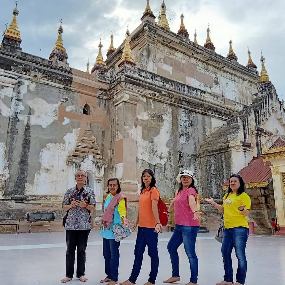 Cramped Seated Buddhas