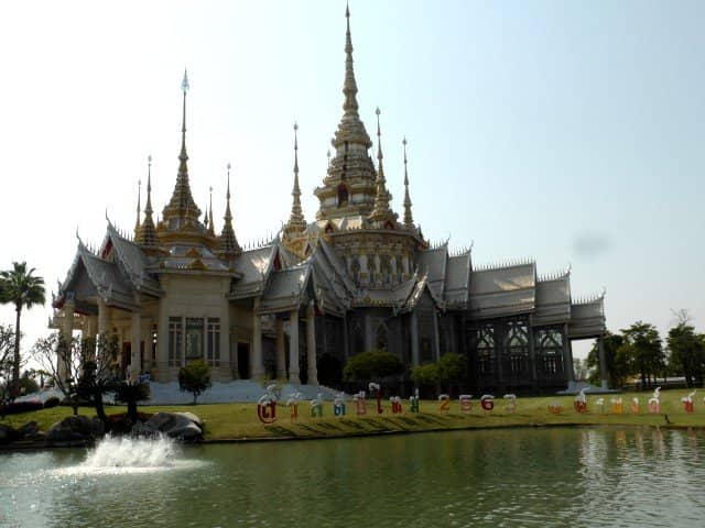 Serene Lakes and Gardens