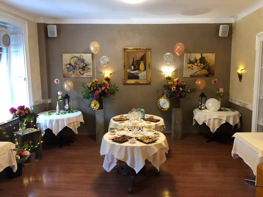 Charming Outdoor Dining Ambiance