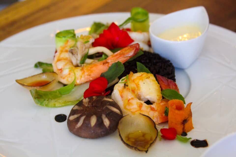 Camarões Salteados com Arroz Negro