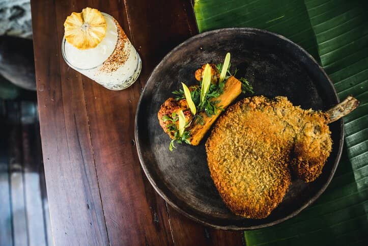 Vibrant Ambiance & Live Music