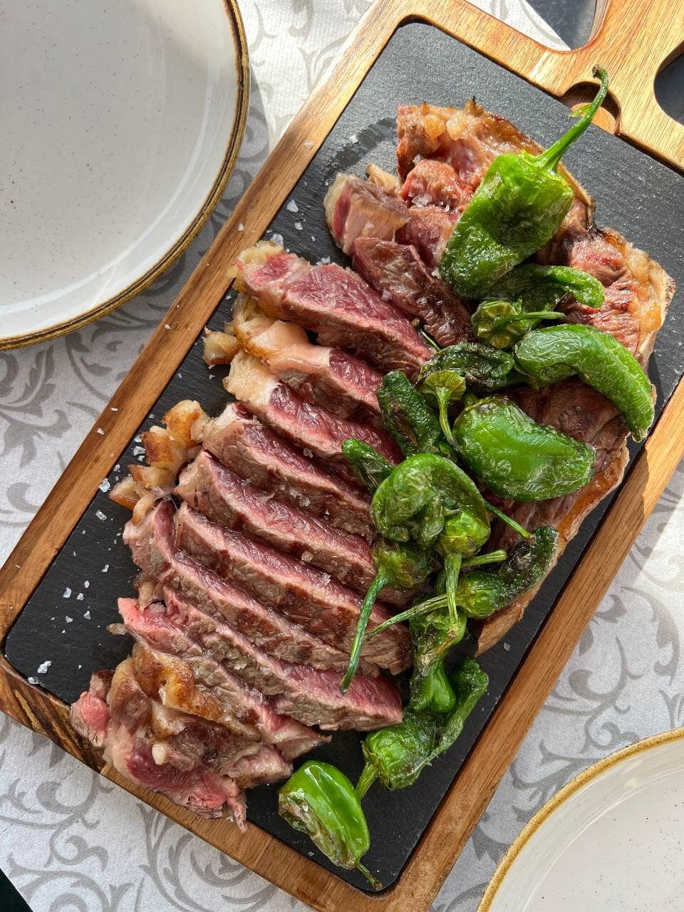 Txuleton (500gr) de ternera madurada con pimientos de padrón y patatas