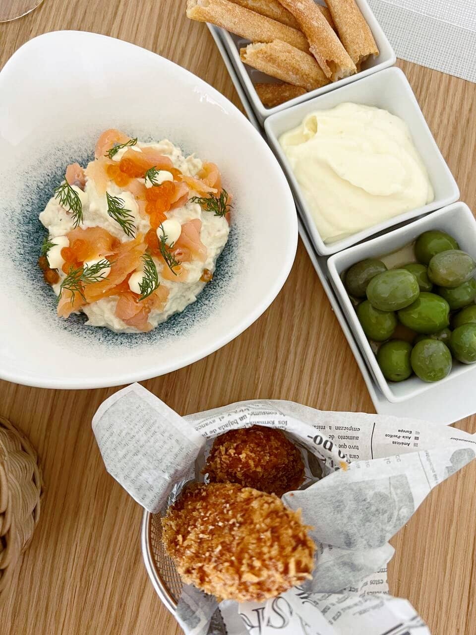 Ensalada rusa con Croquetas de Jamón, aceitunas y Alioli