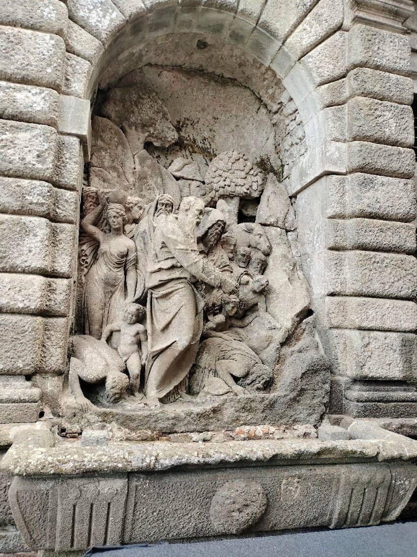 Intricate Sculptural Details