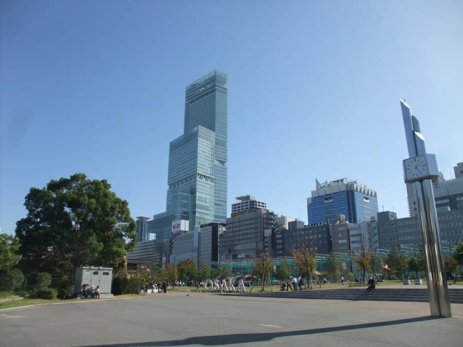 Surrounding Cafes and Eateries