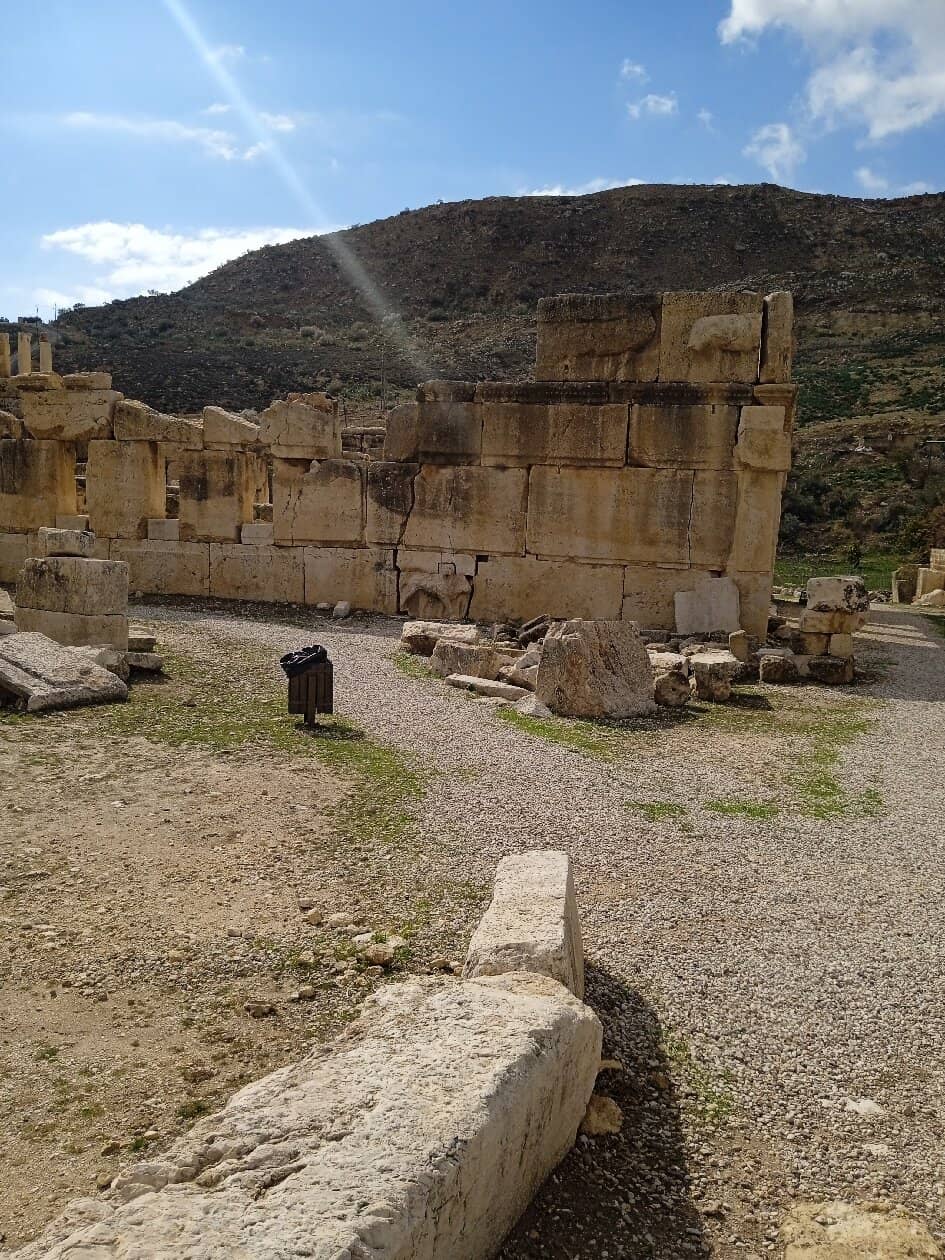 Proximity to Qasr Al-Abd