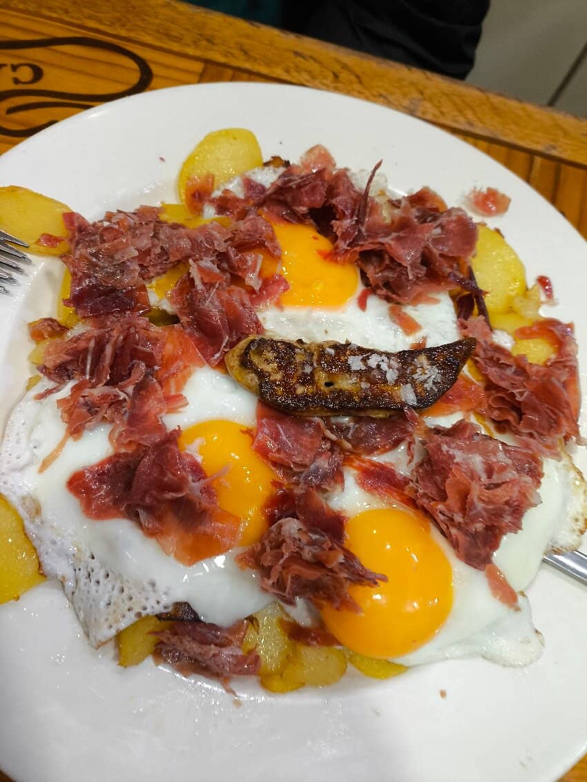 Huevos Rotos con Carrilleras