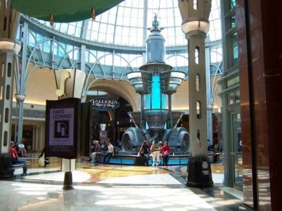 1,300+ Slot Machines