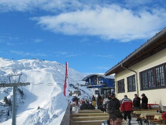 Vibrant Après-Ski Scene