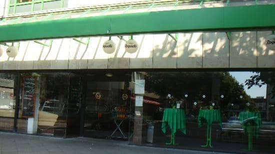 Picnic-Style Dining Experience