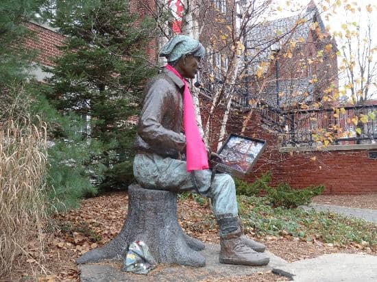 Tom Thomson Statue