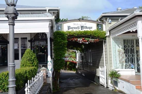 Boutique Shopping & Art Galleries