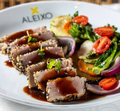 Atum em Crosta de Gergelim ao Molho Ponzu com Legumes da Estação