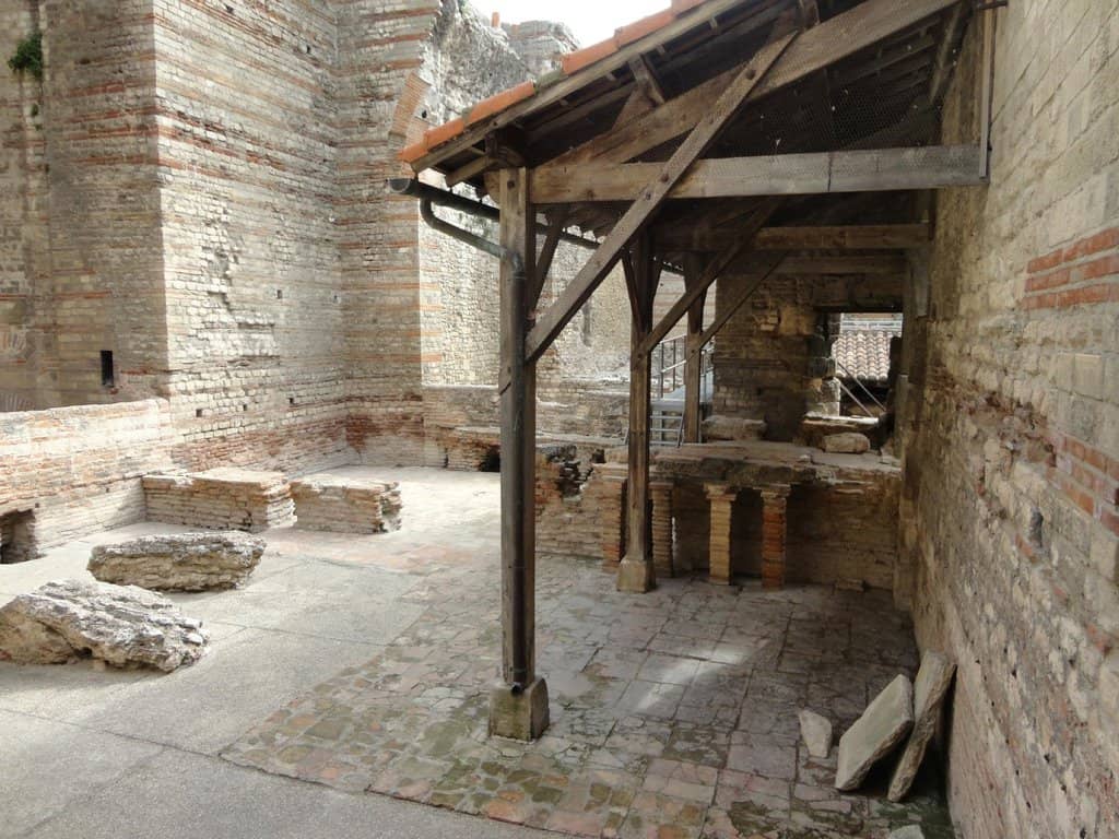 Roman Complex Context