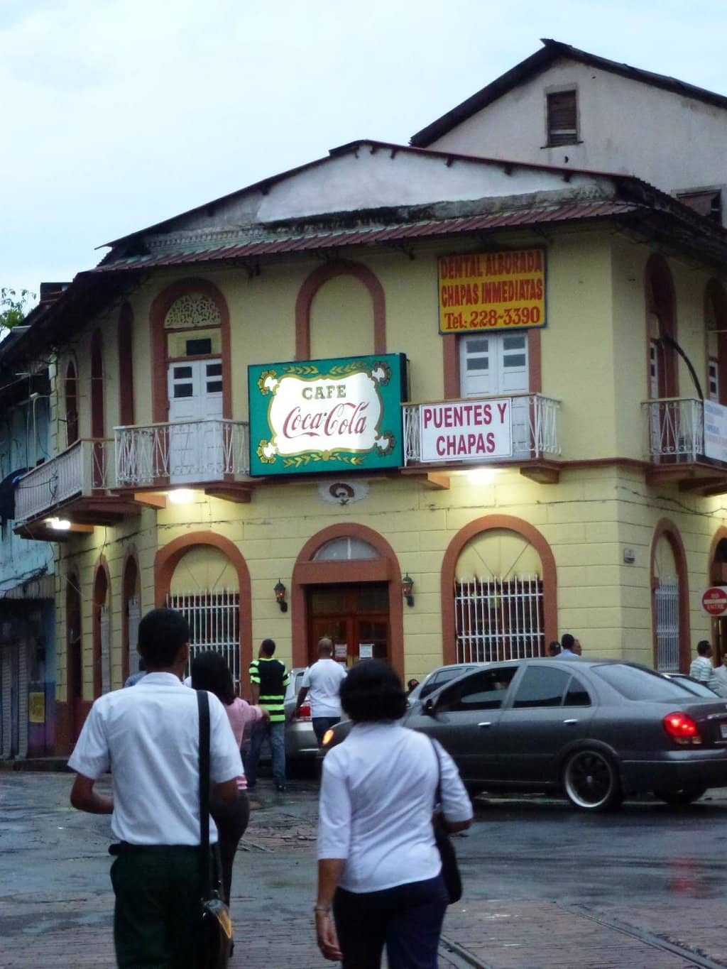 Nostalgic Ambiance & Iconic Drinks