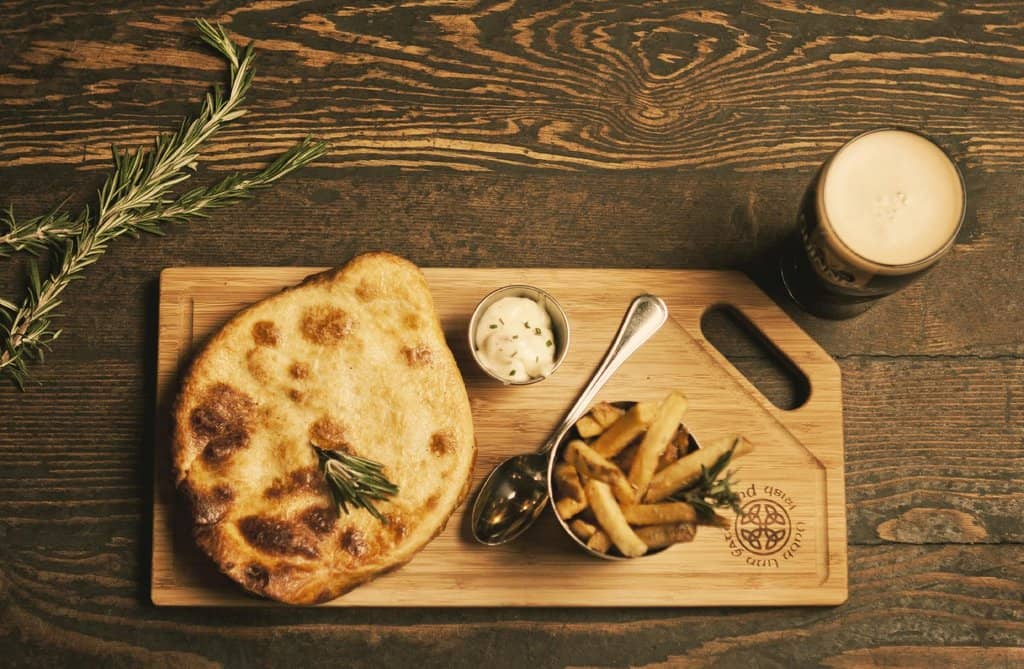 Vibrant Live Music & Atmosphere