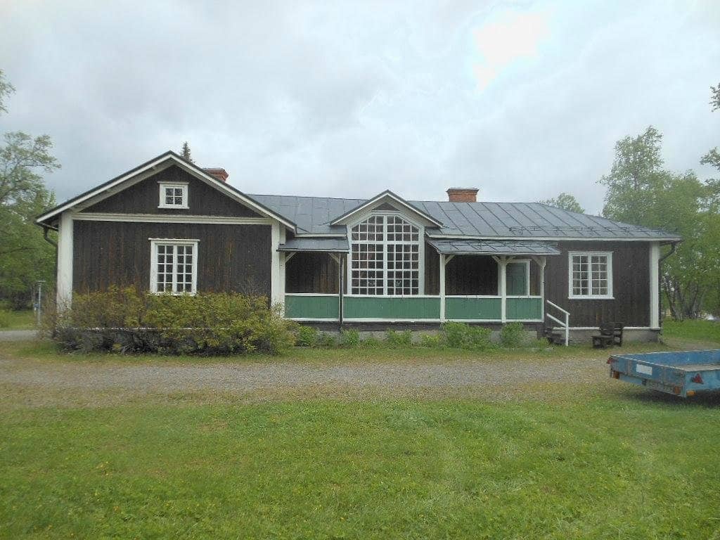 Peaceful Lakeside Setting