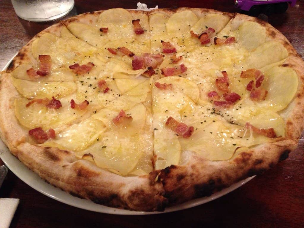Pizza patate fontina e bacon croccante