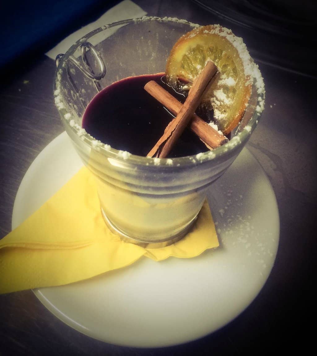 Panna cotta vaniglia, arancia e rum alla salsa di vin brulè