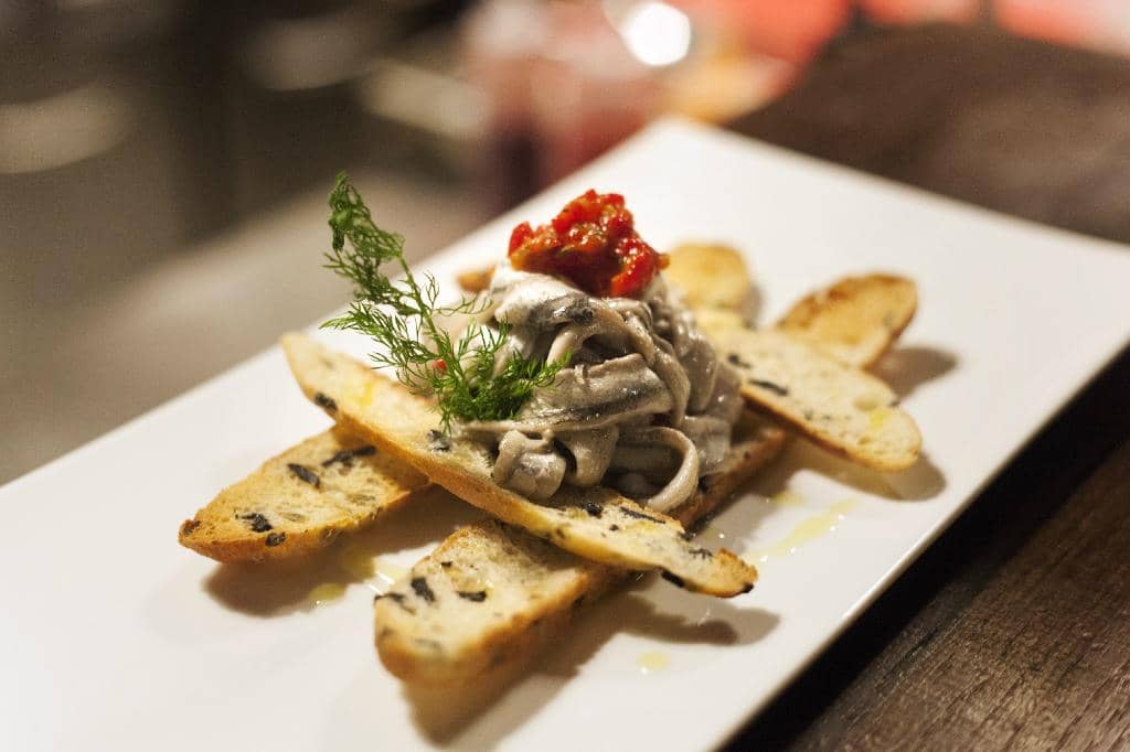 Intimate Alleyway Ambiance