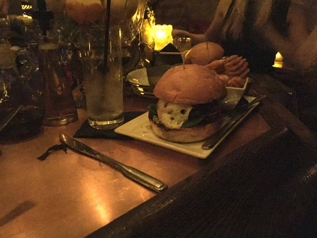 Intimate 1920s Ambiance