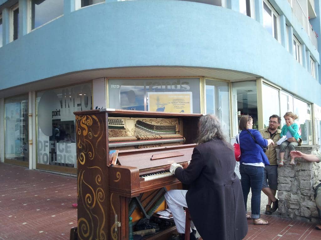 Lively Cafes & Bars