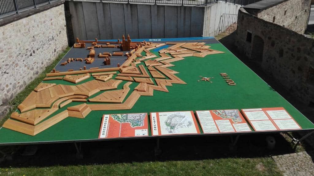 1:100 Scale Model