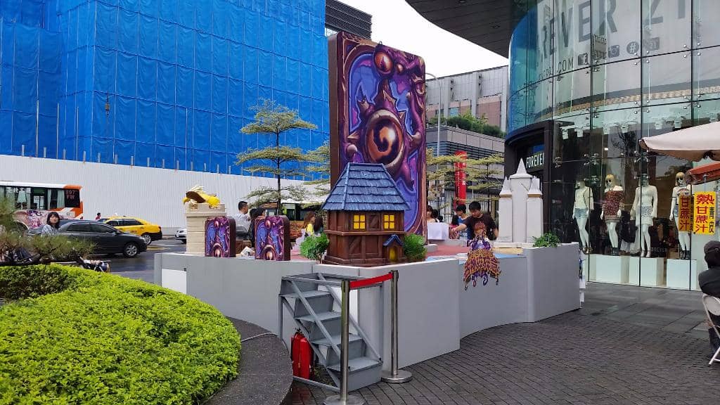 Themed Cafes & Unique Experiences