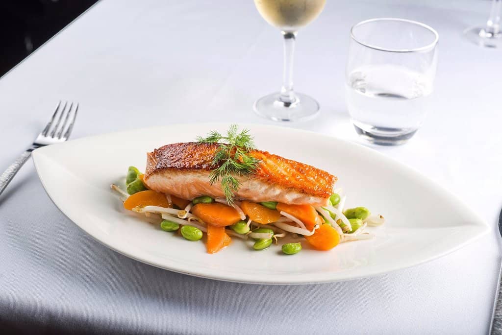 Saumon snacké sur peau