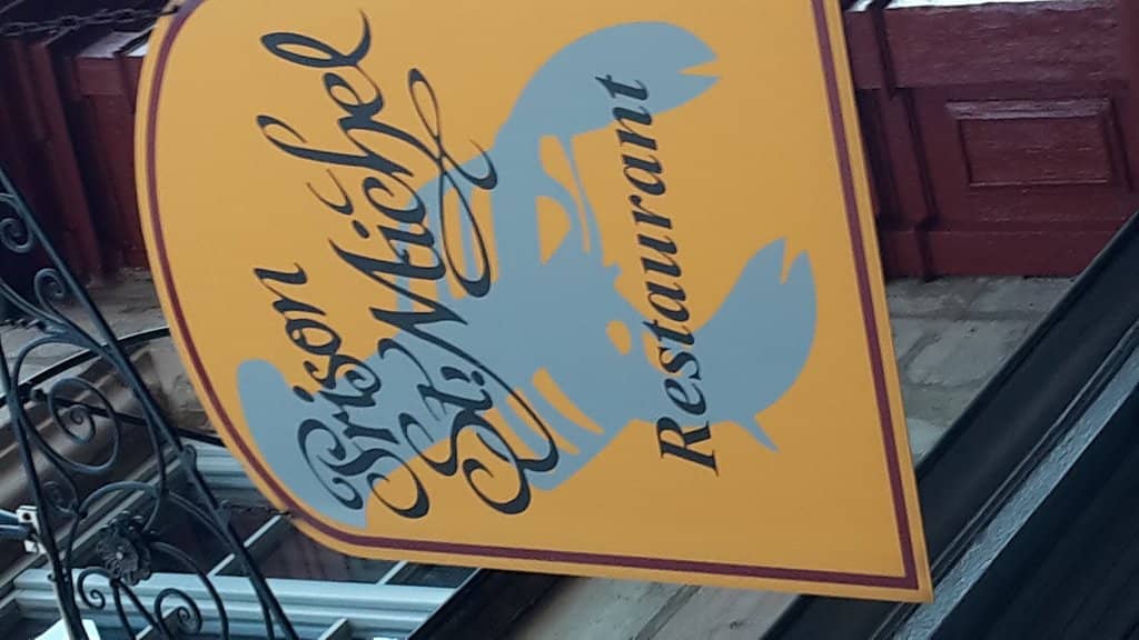 Zitronen-Parfait auf Aprikosenkompott mit Sahne