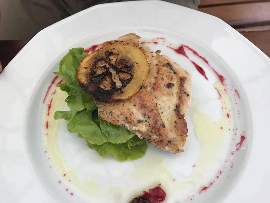 Live Folk Music & Vibrant Atmosphere