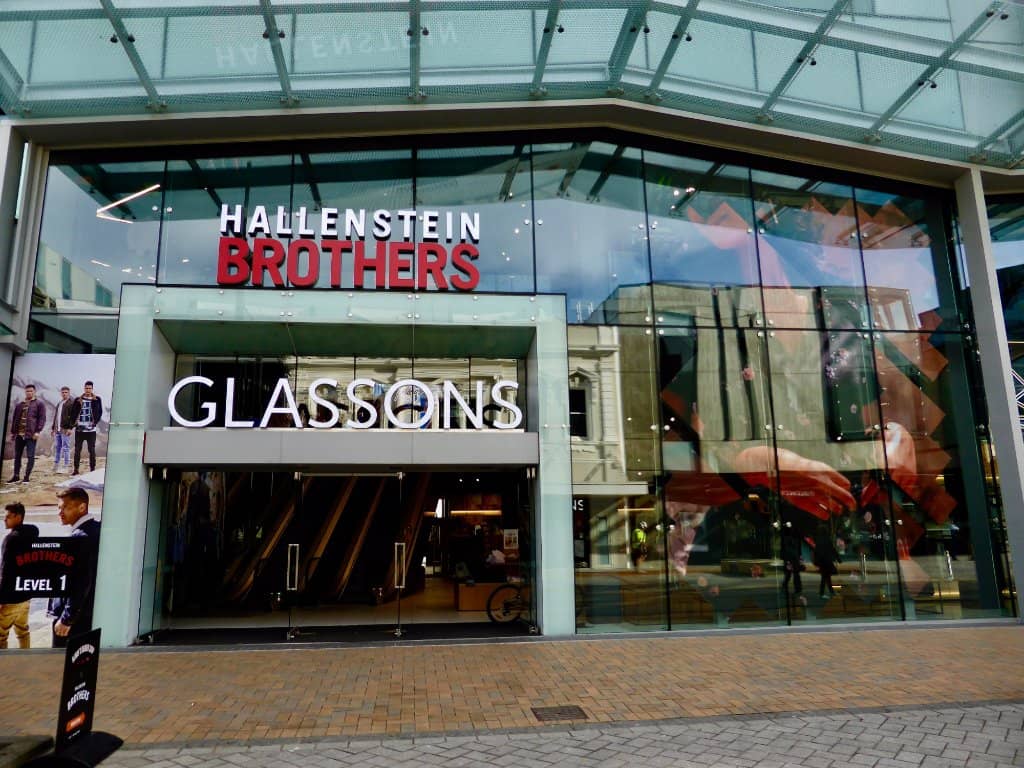 Boutiques & Eateries
