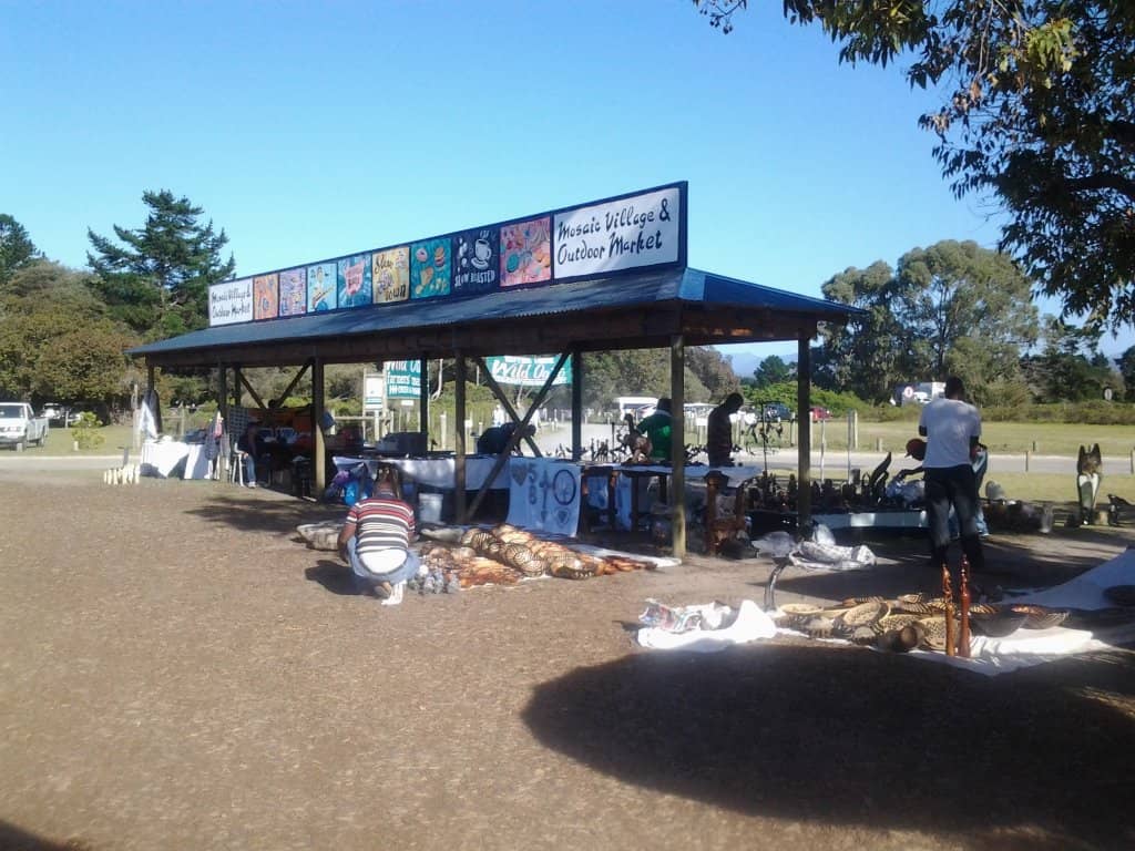 Live Music & Vibrant Atmosphere