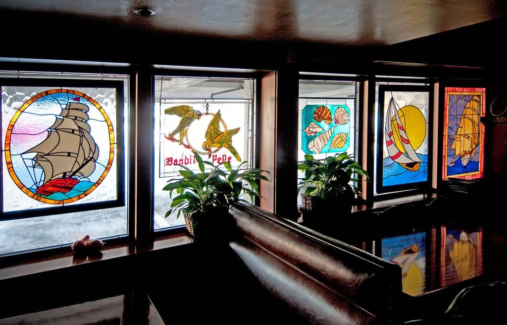 Dual Ambiance: Elegant or Cozy