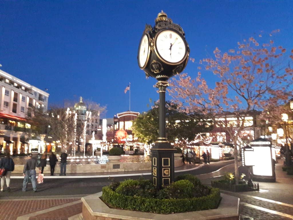 Holiday Decorations & Snowfall