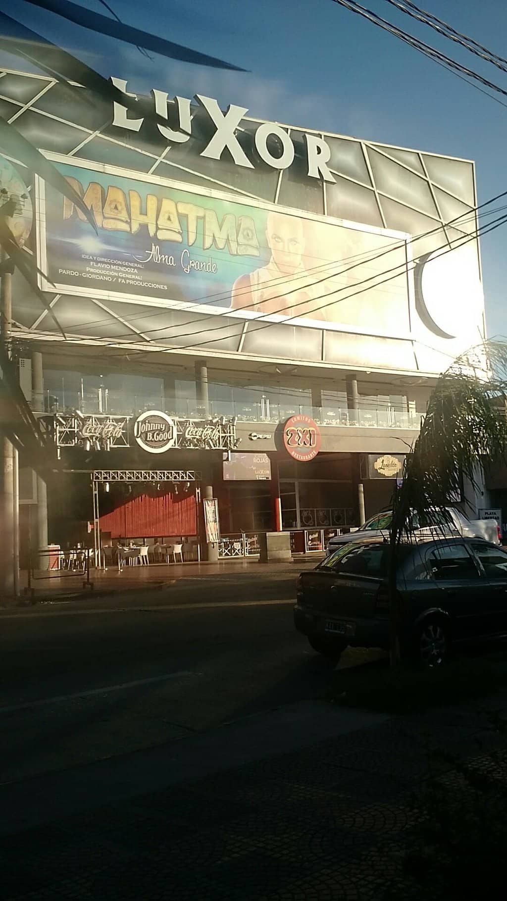 Abundant Toppings & Crunchy Dough