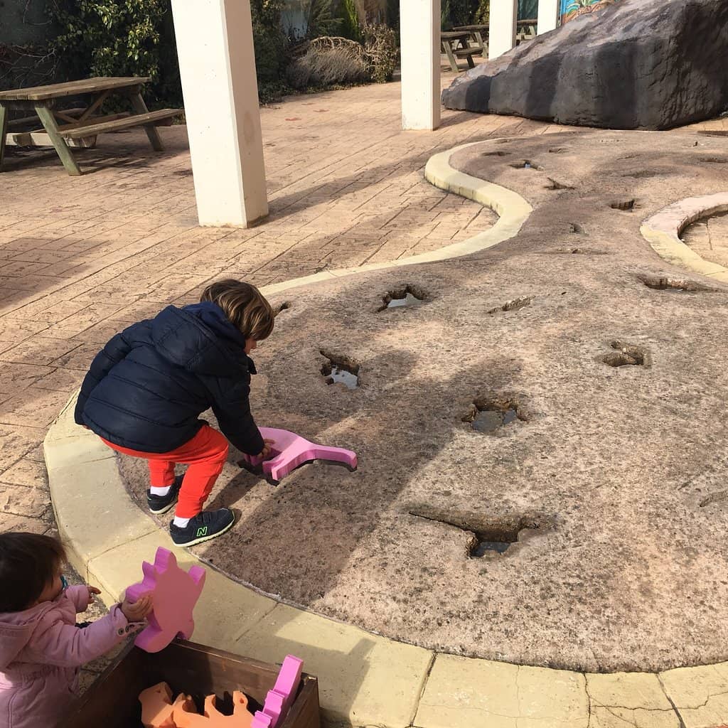 Life-Size Aragosaurus Family