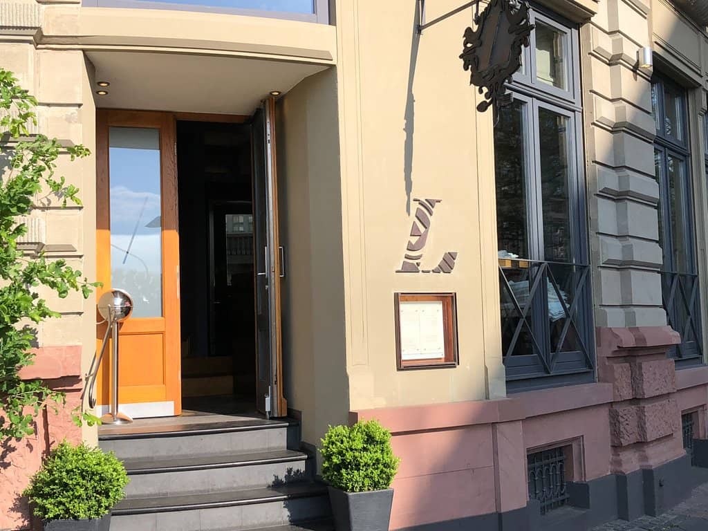 Vibrant Urban Jugendstil Ambiance