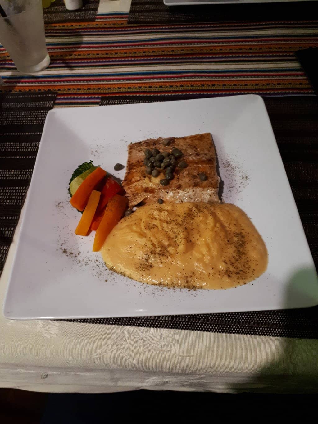 Live Music and Vibrant Atmosphere